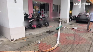 車開到睡著！　駕駛撞斷燈桿、2車　賣場玻璃門全碎