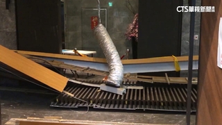 大樓裝潢「木板、鐵片砸落」險砸人　驚悚巨響住戶嚇壞