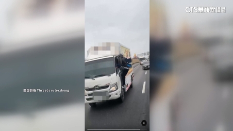 扯! 騎士逆向騎國道鑽車縫 停路中掛貨車外跟駕駛拉扯