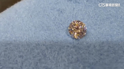 業者收購防「人造鑽」 鑑定師:紅外線光譜儀辨真偽