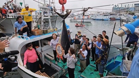 屏東「第一鮪」201萬標出 每公斤1.06萬創十年新高價