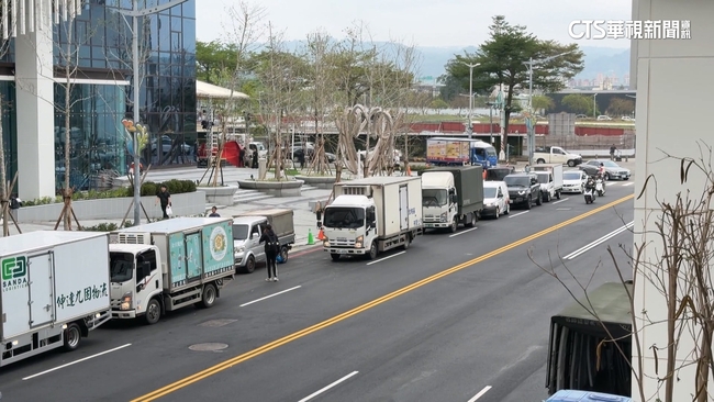 購物中心將開幕趕卸貨進櫃　貨車排隊逾500M擾交通