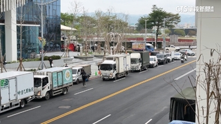 購物中心將開幕趕卸貨進櫃　貨車排隊逾500M擾交通