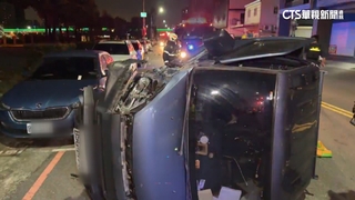 凌晨巨響！　高雄小貨車撞路旁5車翻覆　駕駛一度受困