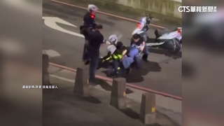 客利器架脖搶運將還拒捕　警機車撞倒毒蟲、驚險壓制