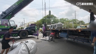 曳引車轉彎「5卷5噸鋼捲」掉馬路上　警最高罰18000
