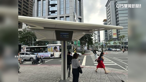 隨日照自動開闔 板橋試辦自動化人行道遮陽傘