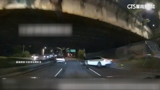 特斯拉「超車不慎」失控打滑　猛撞路緣再噴撞路過車