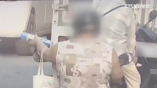宜蘭鬧區沿路噴「殺蟲劑」　女單手騎車搖晃瓶身嚇壞人
