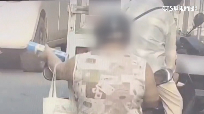 【台語新聞】宜蘭鬧區沿路噴「殺蟲劑」　女單手騎車搖晃瓶身嚇壞人