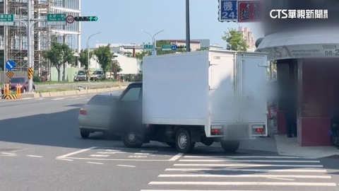 誇張！物流車駕駛「停路中」下車買飲料　業者：將懲處