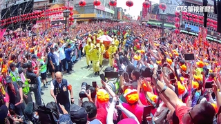 白沙屯媽祖進香洗腦神曲　「粉紅超跑」替香燈腳打氣
