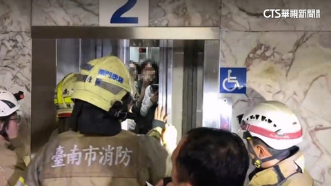 台南大學電梯故障 9學生受困警消迅速救援