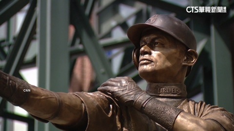 雕像揭幕球棒突斷 鈴木一朗妙提李維拉幽默化解