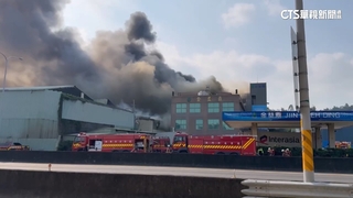 竹市回收工廠竄火濃煙遮天　消防馳援灌救