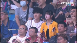 桃園球場「猿象大戰」　場邊觀眾席情侶成亮點