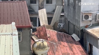 疑精油燈點火氣爆！三重民宅屋頂炸破　女30%燒燙傷