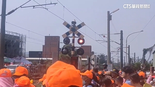 人潮爆滿！　拱天宮外平交道擠爆香燈腳　柵門難放下