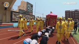 白沙屯媽祖進香逾46萬人！　信眾鑽轎底「快狠準」