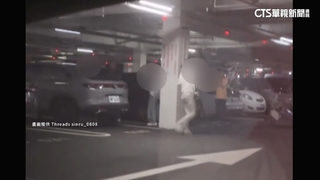 疑為9萬下毒手！　男持球棒痛毆人　賣場停車場驚魂
