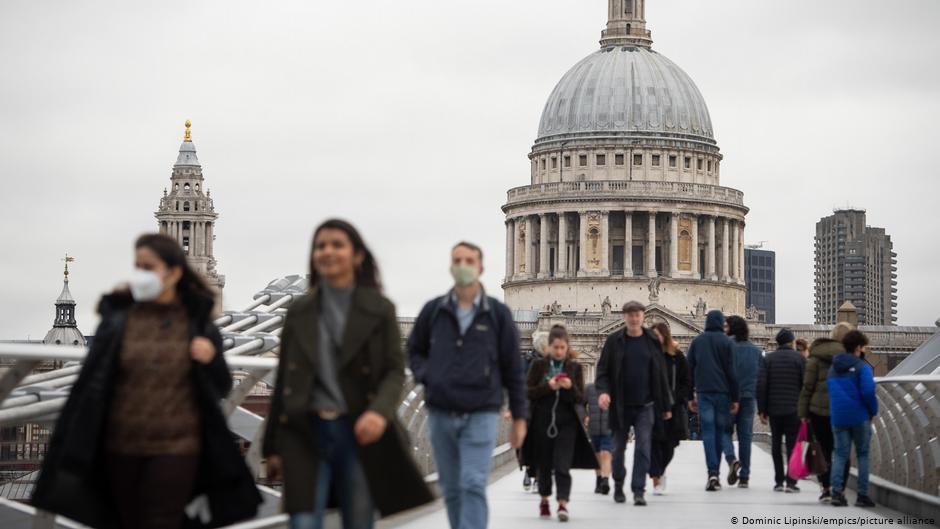 不缺效率缺疫苗！英國計劃週二開始接種 | 華視新聞