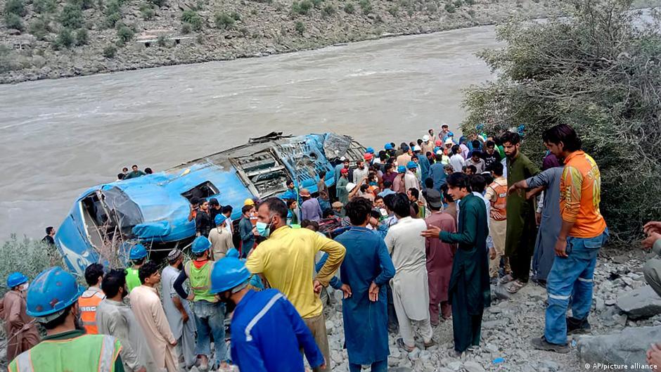 巴基斯坦巴士墜入深谷死傷者眾 中方稱遭遇爆炸 | 華視新聞