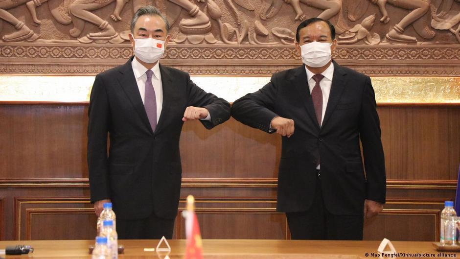 王毅訪柬大撒幣 洪森回報支持北京立場 | 華視新聞
