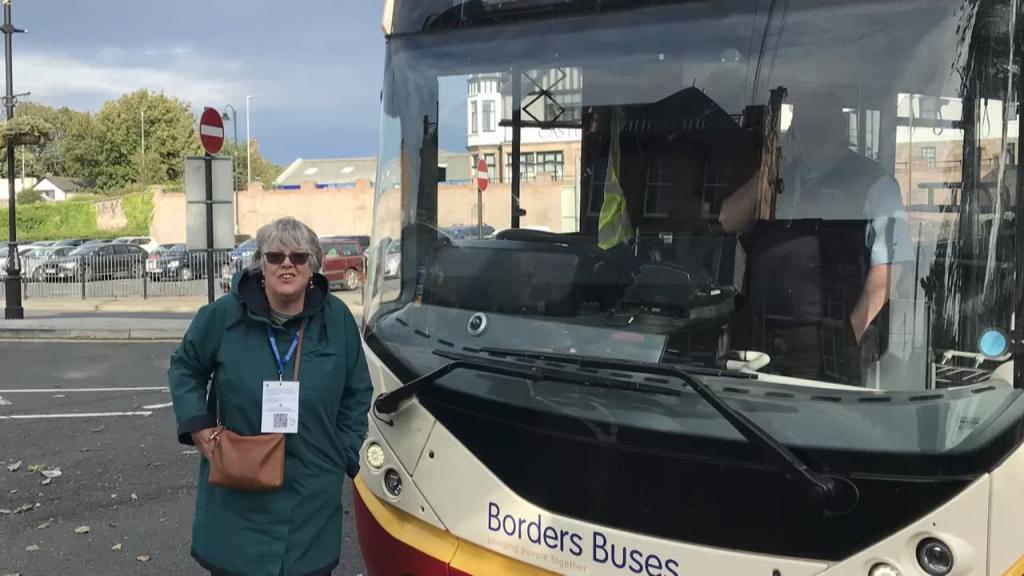 75歲老太太搭公車環游英國 | 華視新聞