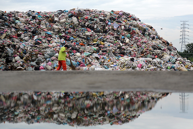 全台垃圾為何從不夠燒到堆滿地？  台灣垃圾山重現！每年35萬噸垃圾在流浪 | 華視新聞
