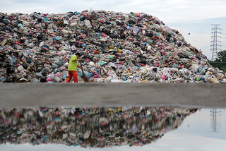 全台垃圾為何從不夠燒到堆滿地？  台灣垃圾山重現！每年35萬噸垃圾在流浪