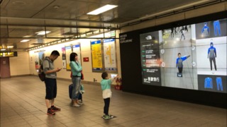 捷運站新體驗 3D試衣鏡與民眾互動