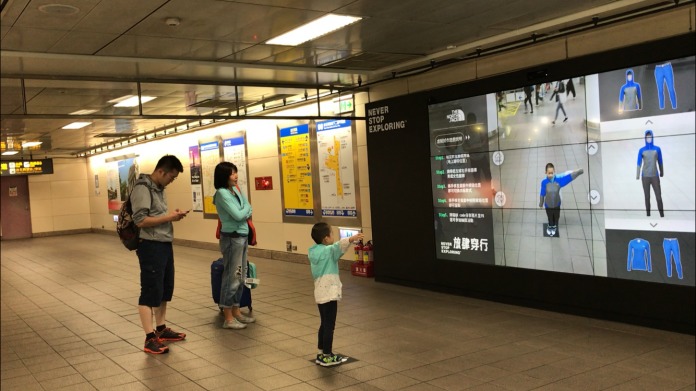 捷運站新體驗 3D試衣鏡與民眾互動 | 華視新聞
