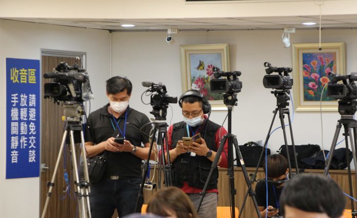 避免攝影記者群聚 防疫記者會採共訊直播 | 華視新聞