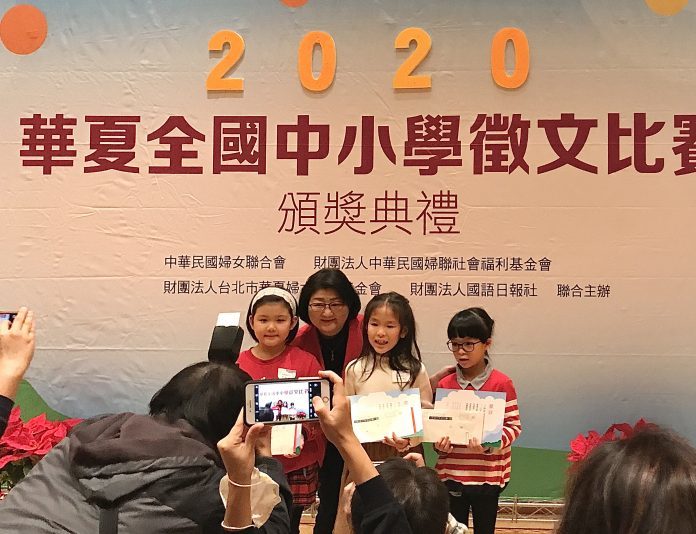 2020華夏徵文贈獎 疫情之下學童不減樂觀 | 華視新聞