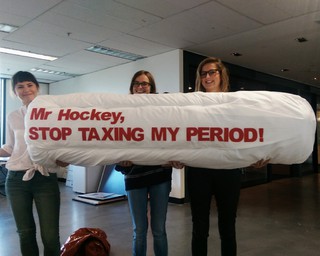 月經稅歧視女性　澳大生攜巨型棉條抗議