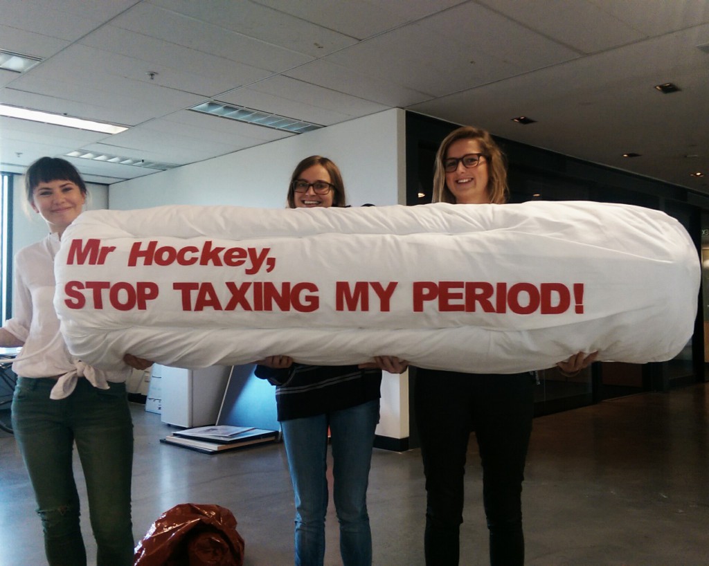 月經稅歧視女性　澳大生攜巨型棉條抗議 | 華視新聞