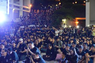 四千港大師生校內靜坐　拒絕政治干預大學自主