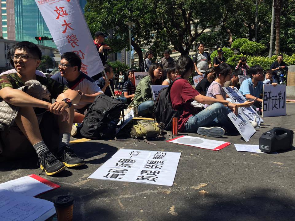 不滿成大助理案訴願結果　學生赴政院靜坐抗議 | 華視新聞