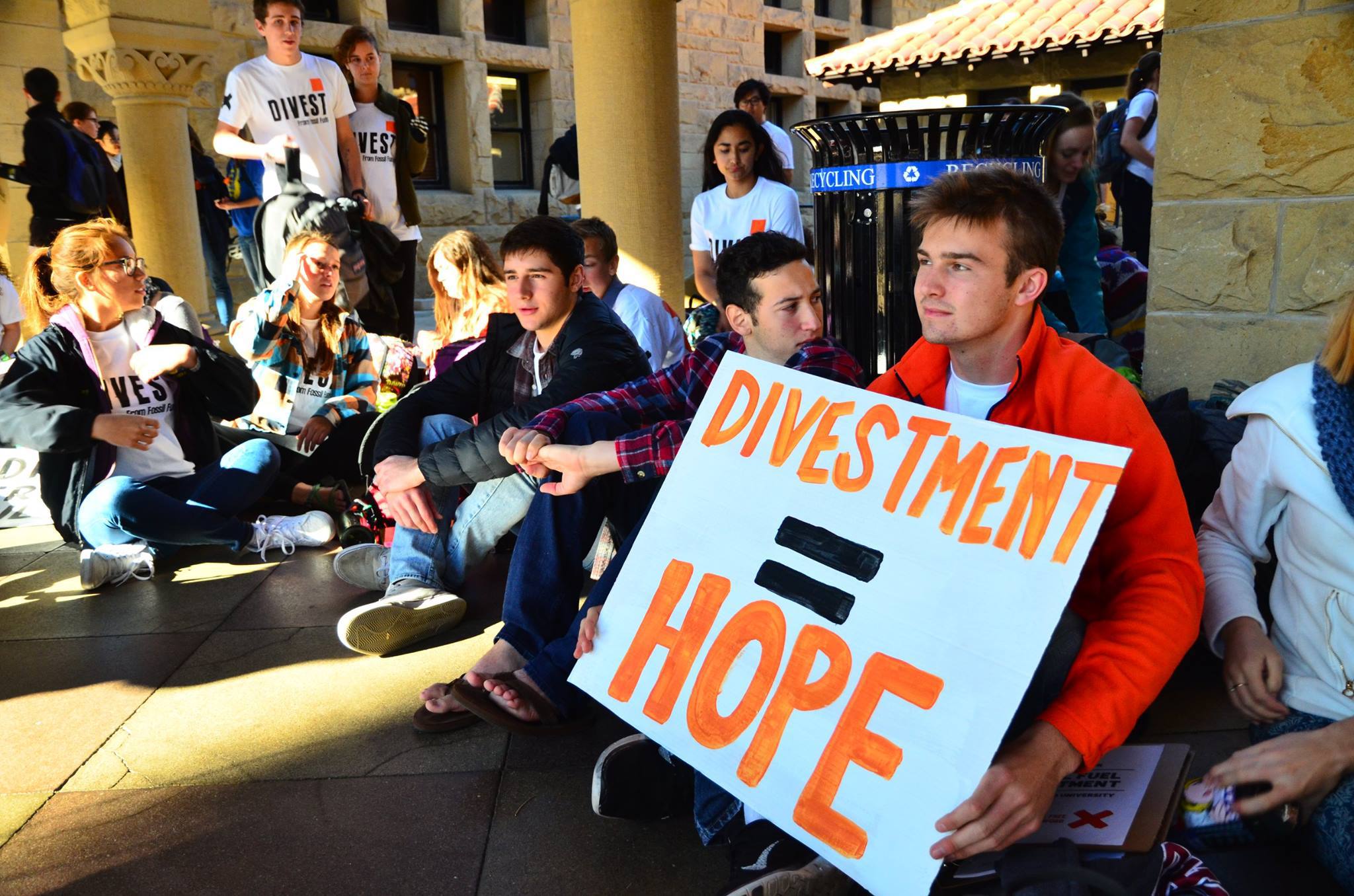 史丹佛學生靜坐　抗議校方投資石油業 | 華視新聞
