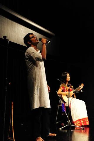 【專欄】月琴結合印度民謠　羅傑傳唱家鄉文化
