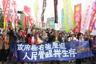 勞團上街抗議　控修法偏袒資方