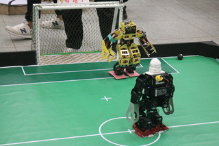 二足機器人靈活出擊　運動格鬥較高下
