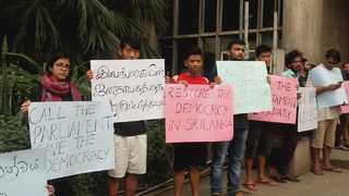 總統違憲擴權　斯里蘭卡學生靜默抗議