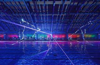 《游泳克》塑聲光幻境　新媒材反思資訊科技