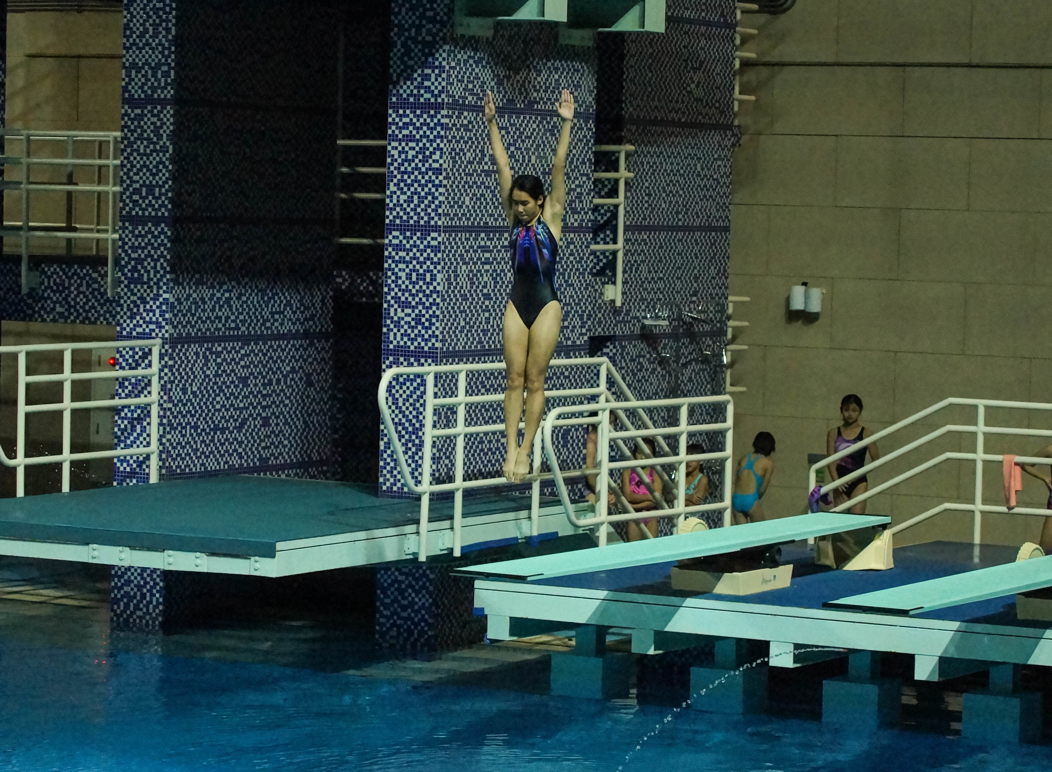 克服跳水練習場地不足　賴昱燕三米跳板賽奪冠 | 華視新聞