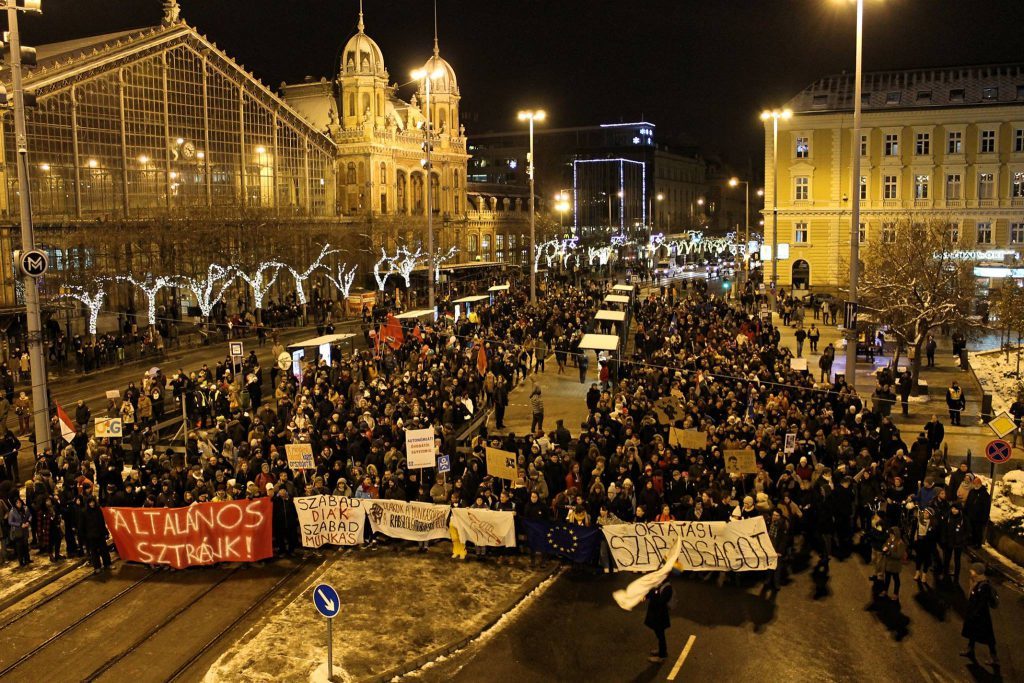 匈牙利上街反新法　學生控：「新制恐壓榨勞工權益」 | 華視新聞