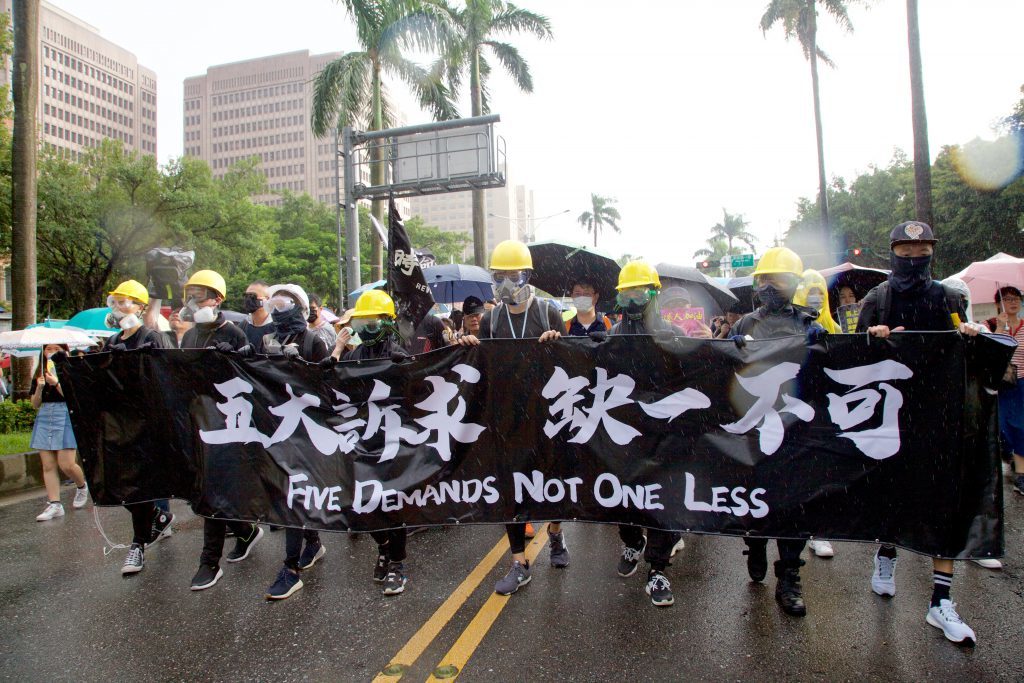 撐香港反極權　學生自發遊行上街 | 華視新聞