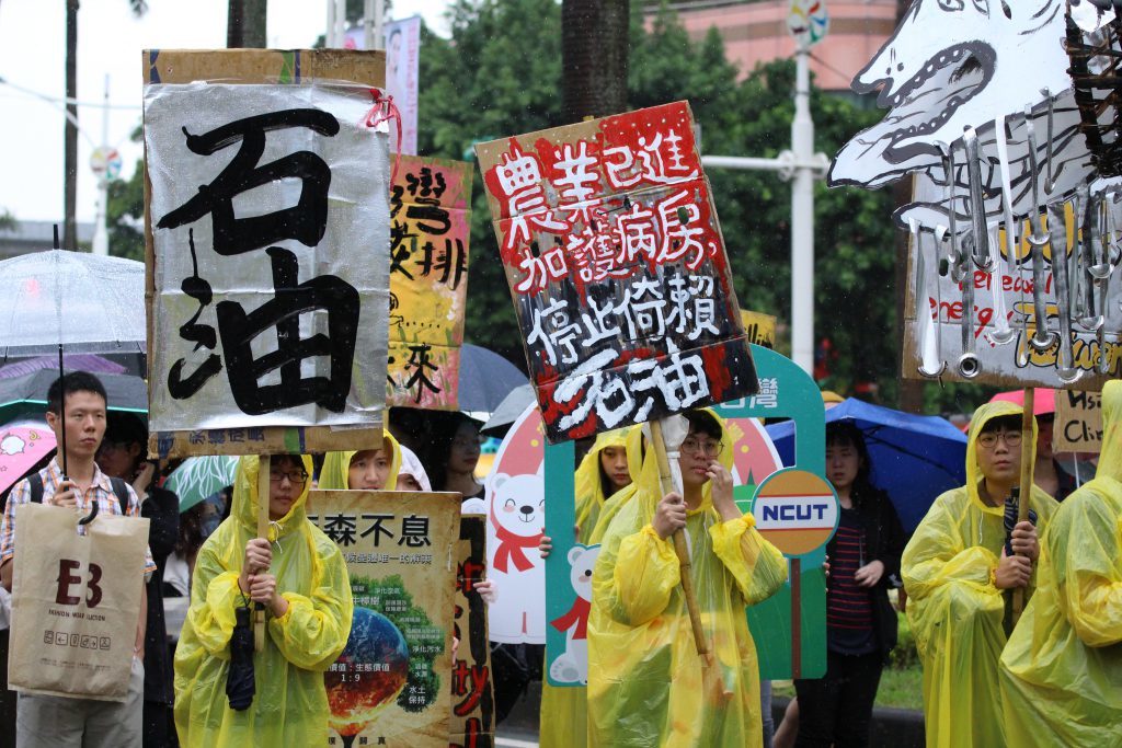 【終結空汙】爭呼吸平權　學生遊行籲修法 | 華視新聞