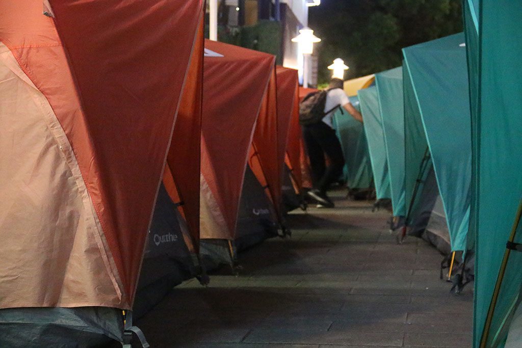 夜宿東區　青年呼籲政府落實居住政策 | 華視新聞