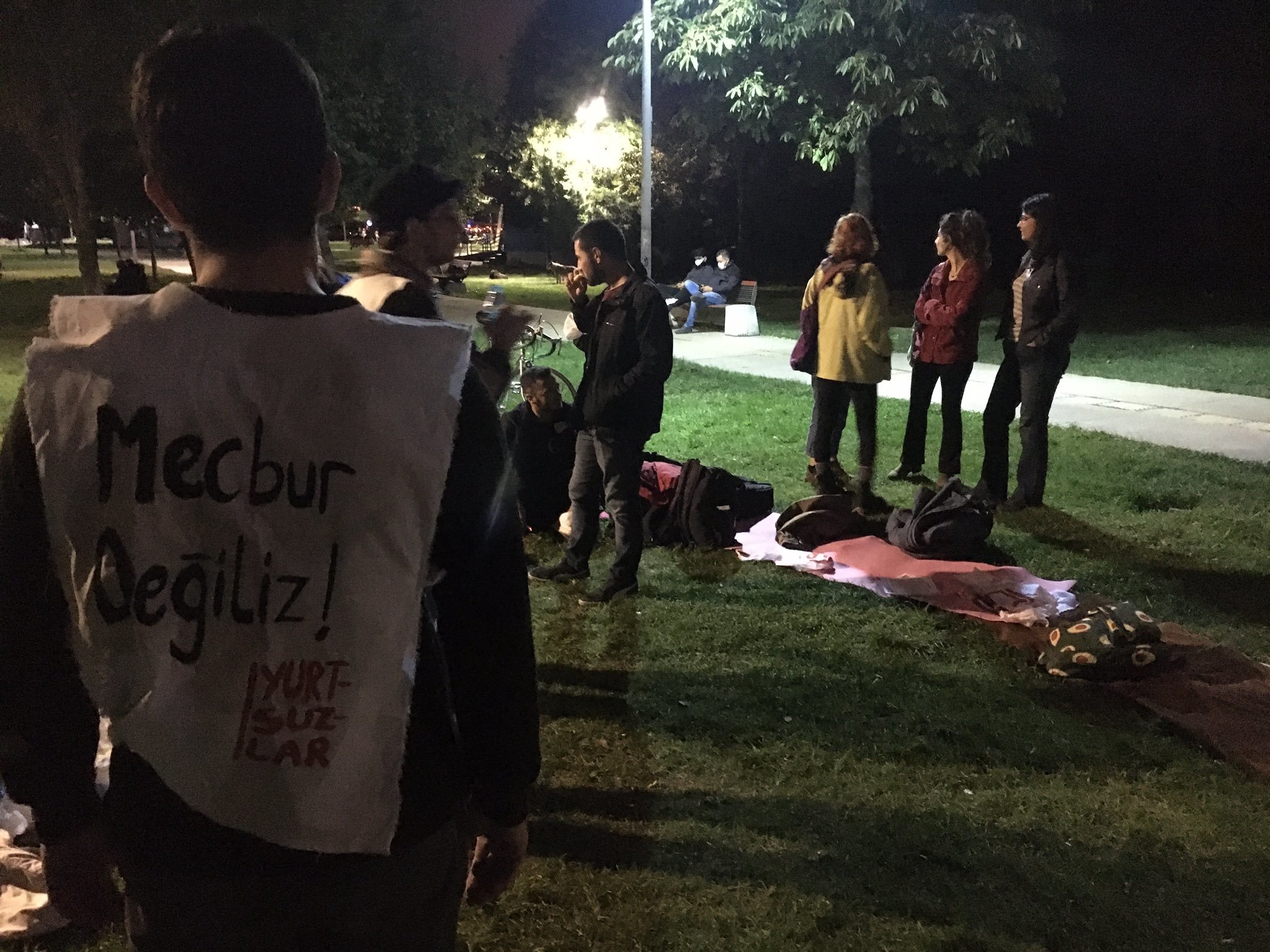 土耳其學生扛不「住」了　夜宿公園抗議宿費過高 | 華視新聞